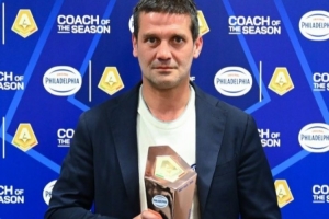 带队首赛季重夺意甲联赛冠军！齐沃领取意甲官方赛季最佳主帅奖杯