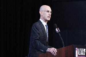 萧华谈假摔：如果没骗到就只是造犯规 裁判们已经做的相当出色了